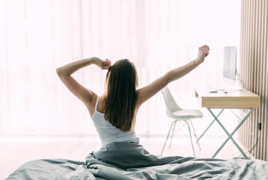 침대에서 기지개를 켜는 여자