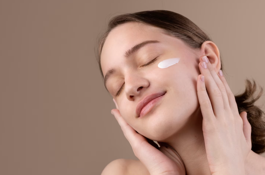 레티놀 성분을 바른 여자