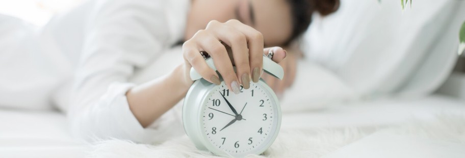 아침 기상을 알리는 알람시계