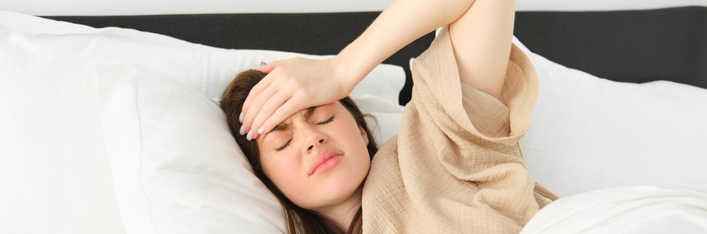 아침에 피곤해하는 여자