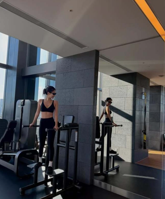 운동하는 제니 사진