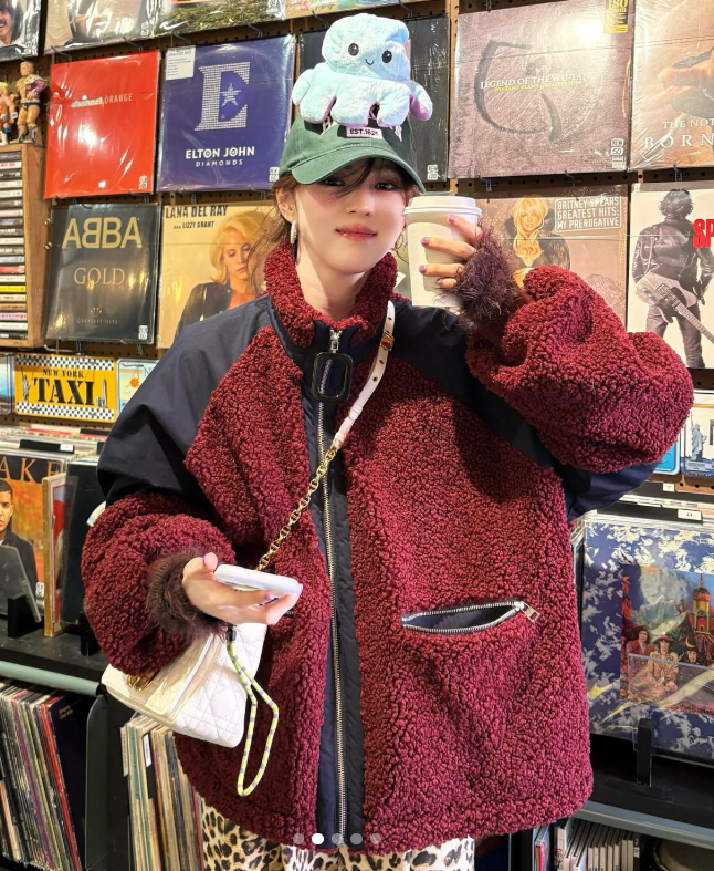 플리스 자켓 입은 한소희