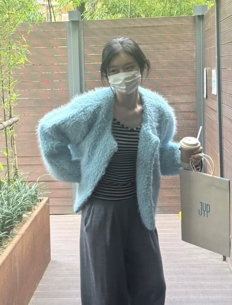 플리스 자켓 입은 채령