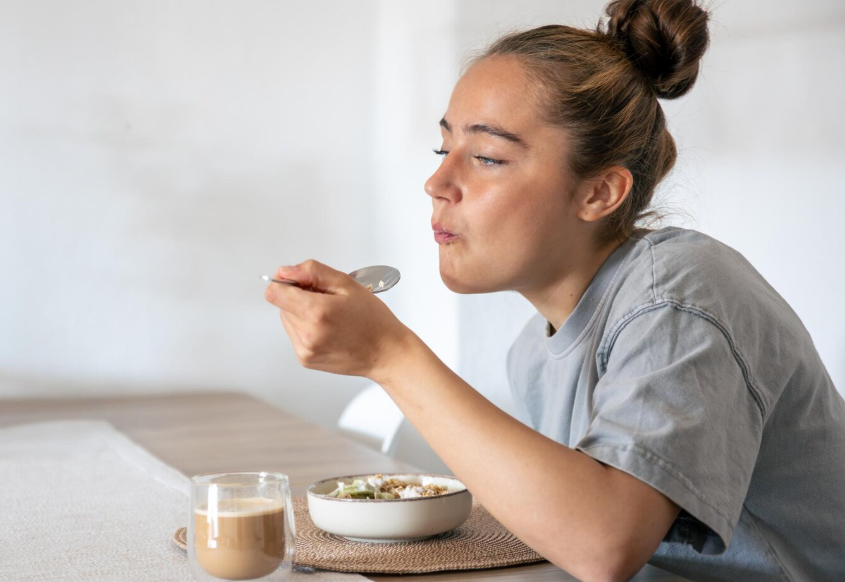 적당량의 음식을 먹는 여자