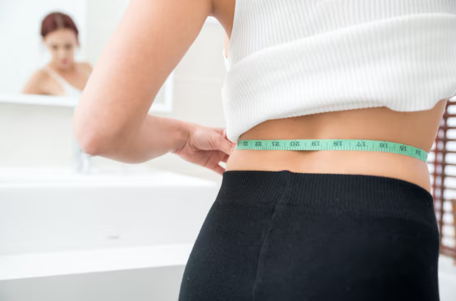 화장실에서 허리둘레를 재는 여자