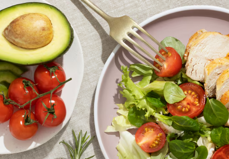 방울토마토,양상추,아보카도,고기가 담긴 접시