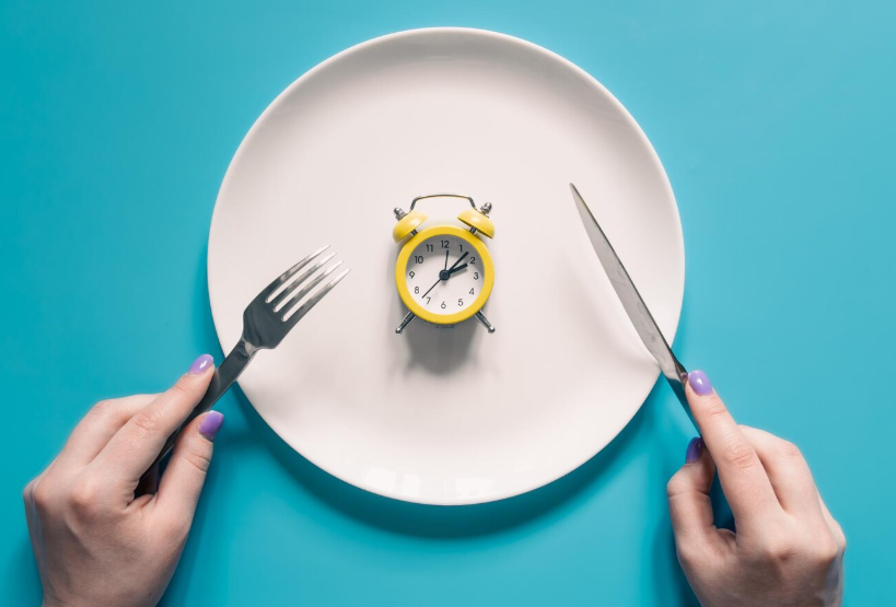 흰 접시 위에 올려진 알람시계