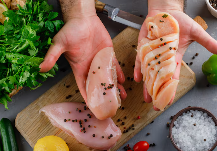 닭가슴살 덩이를 들고 있는 손