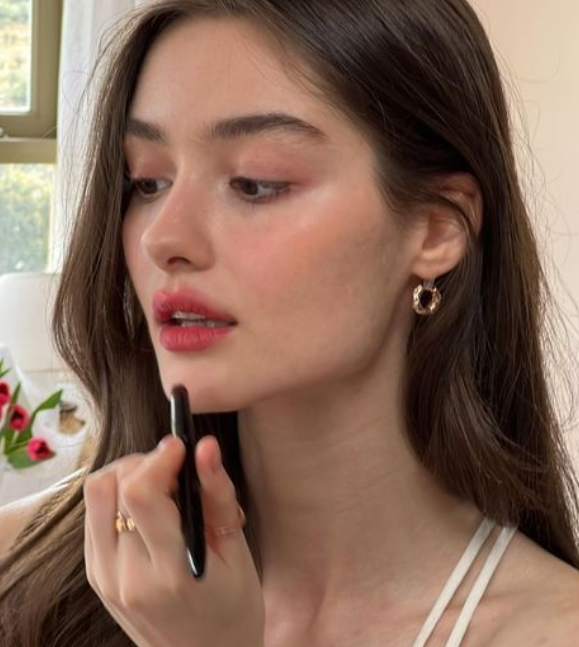 메이크업 하는 여자