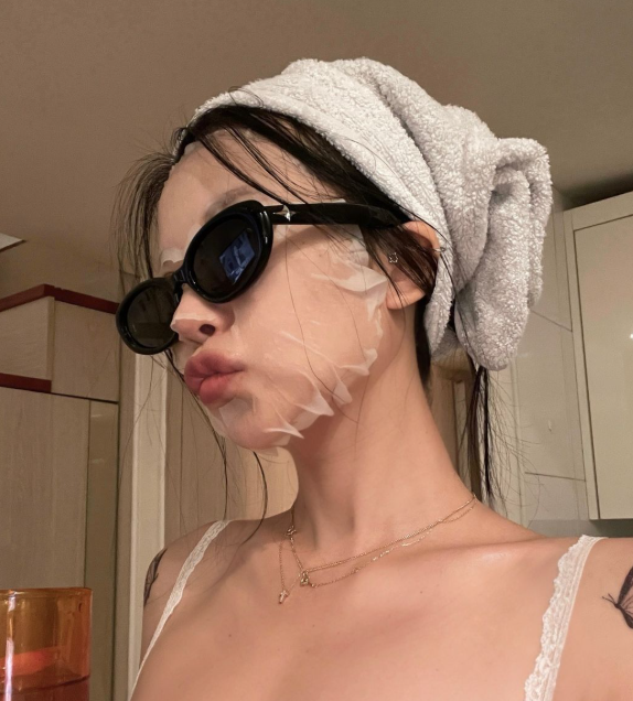 팩을 하고 있는 여자