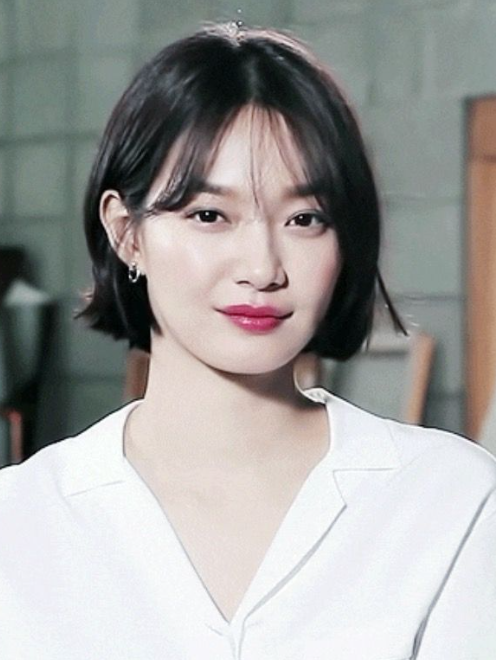 목이 짧아보이는 신민아