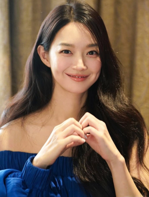 목이 길어보이는 신민아