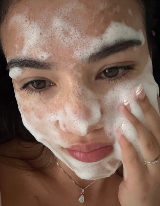 클렌징하는 여자