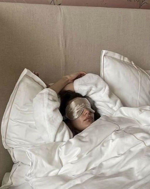 침대에서 안대를 하고 자는 여자