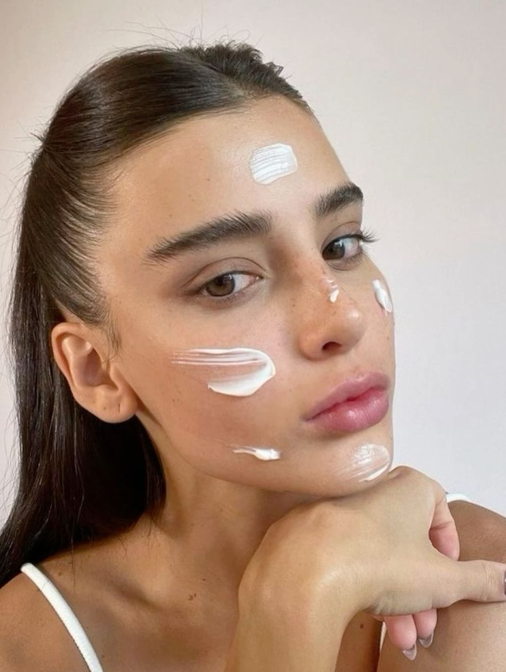 피부에 크림을 바른 여자