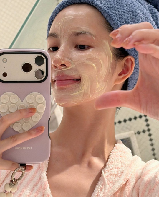 피부에 크림을 바른 여자