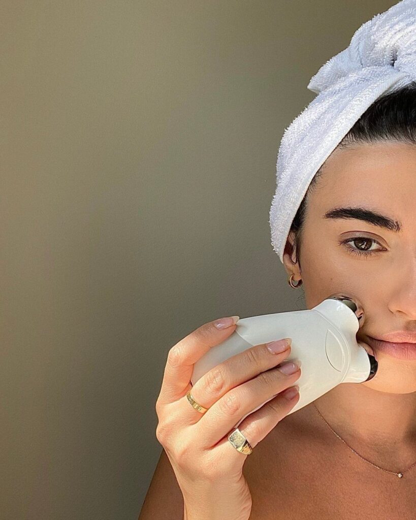 뷰티디바이스 사용하는 여자