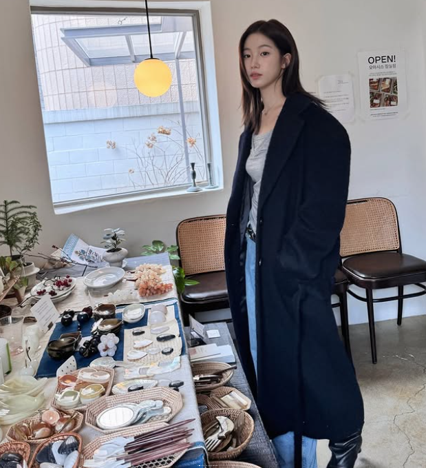 롱코트와 와이드 데님 팬츠를 매치한 르세라핌 카즈하의 시크한 사복 패션 전신 샷