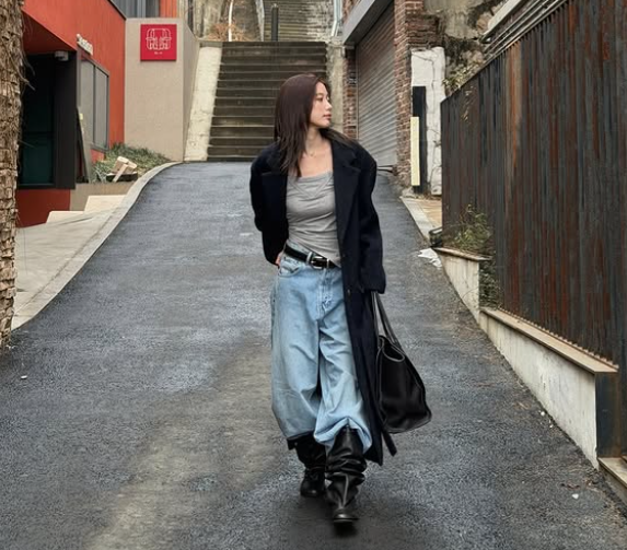 네이비 오버핏 코트와 블랙 셔링 부츠로 포인트를 준 카즈하의 청순 스포티 데일리룩