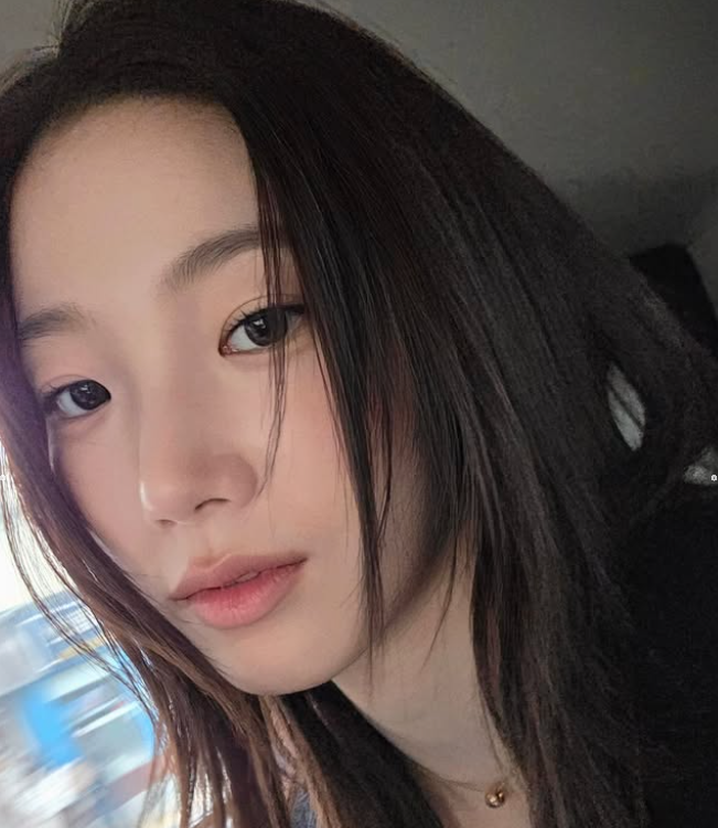 카즈하의 클로즈업 사진을 통해 본 내추럴한 눈매 강조 메이크업과 립 컬러 디테일