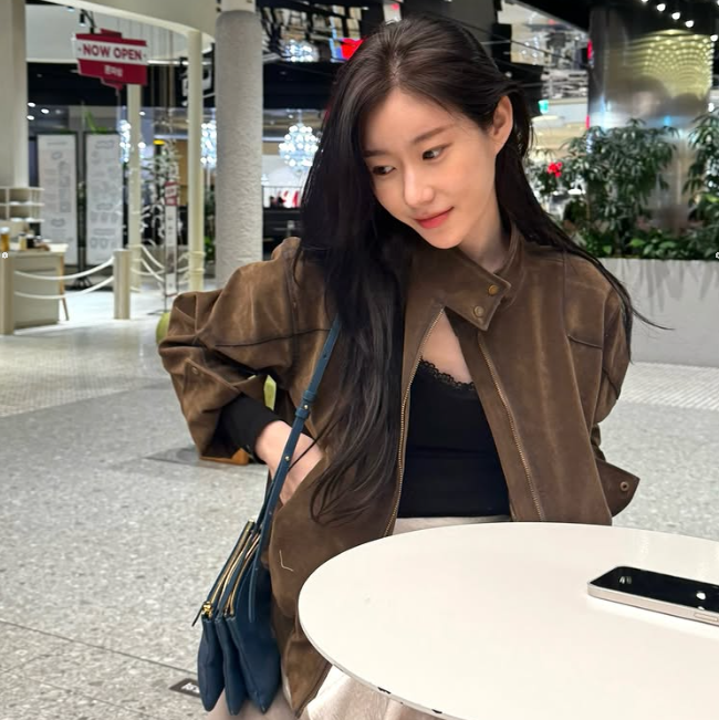 스웨이드 자켓 안에 블랙 레이스 슬립을 매치해 페미닌한 무드를 살린 채령의 믹스매치 스타일링