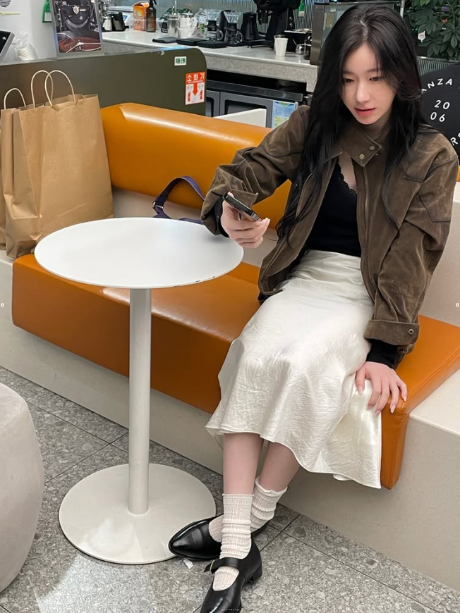 새틴 롱 스커트와 메리제인 슈즈로 우아한 실루엣을 완성한 채령의 카페 나들이 OOTD