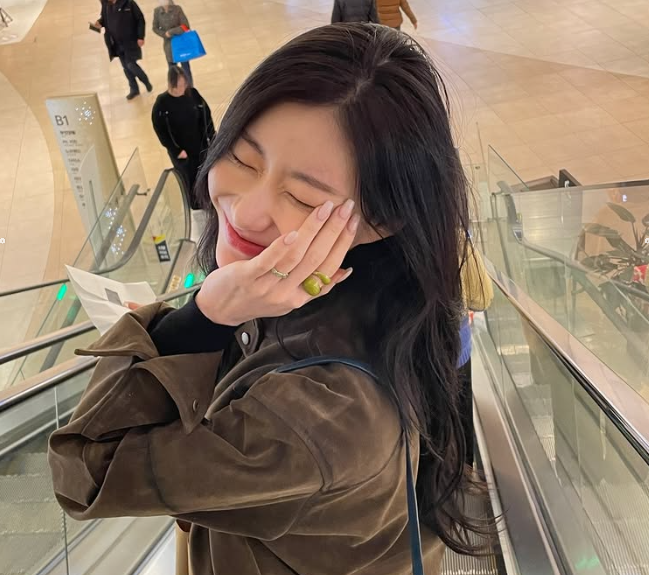 그린 컬러의 볼드한 포인트 링과 투명한 메이크업이 돋보이는 ITZY 채령의 근접 셀카