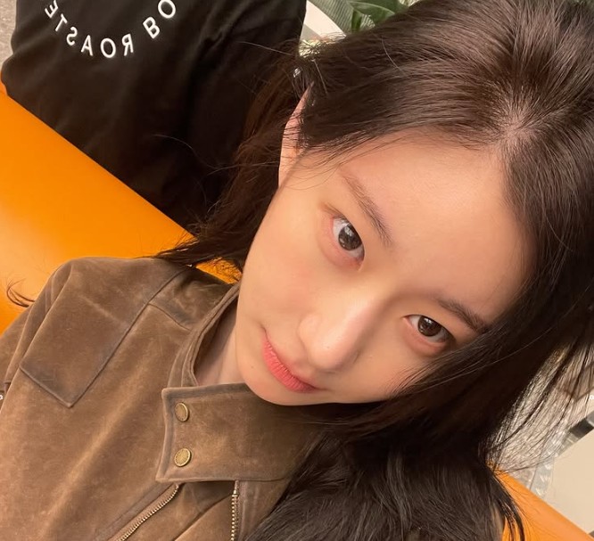 카메라를 응시하는 채령의 투명 메이크업