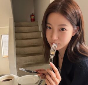 카즈하 브런치 데이트 사복 코디,헤어,메이크업 분석