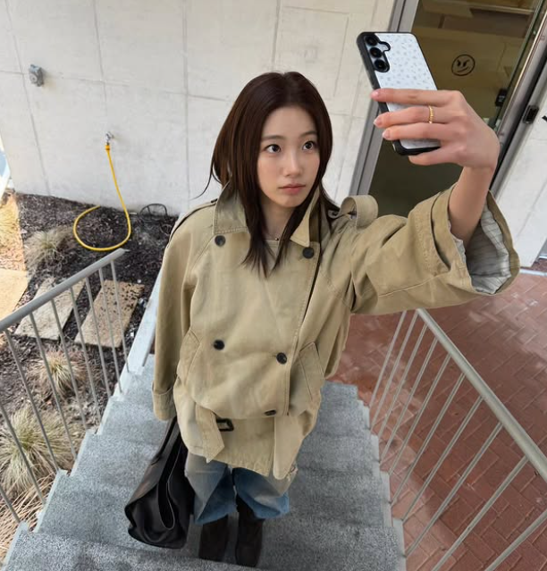 위에서 내려다본 각도로 숏 트렌치 자켓의 실루엣을 강조한 카즈하 사복 사진