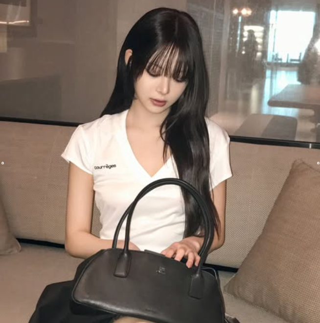 긱시크무드의 브이넥 화이트 티셔츠를 입고 쇼파에 앉은 홍은채