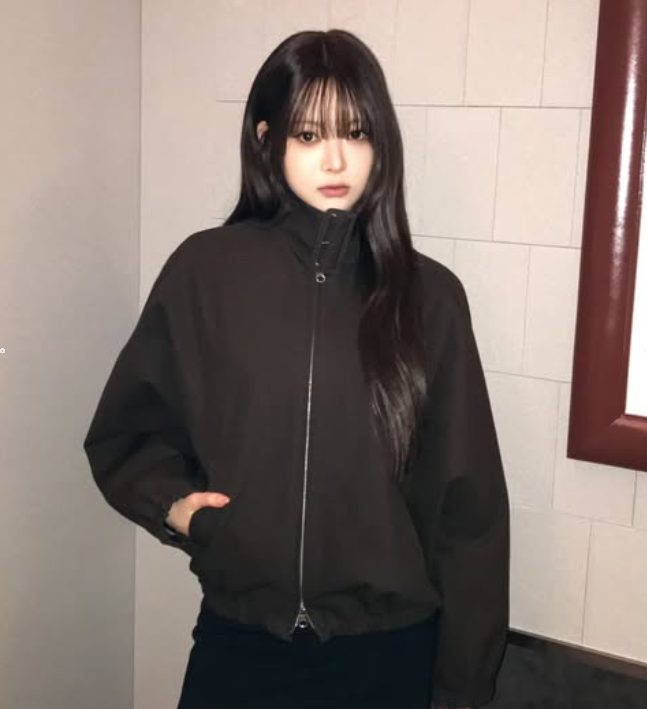 하이넥 버클 디자인의 꾸레쥬 숏 블레이저를 착용한 홍은채