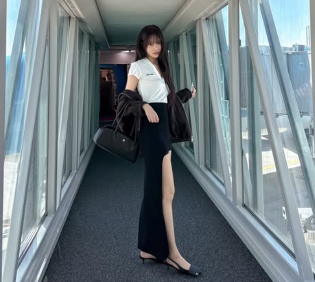 꾸레쥬 패션위크 참석을 위해 출국하는 홍은채의 언발란스 스커트 ootd