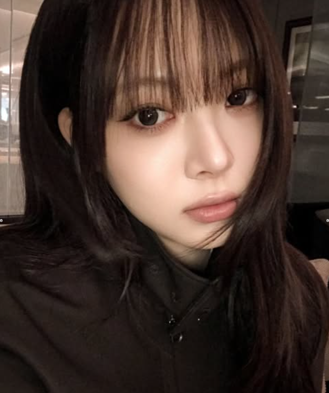 일자 뱅 헤어와 브라운 메이크업이 돋보이는 홍은채 인스타그램 셀카