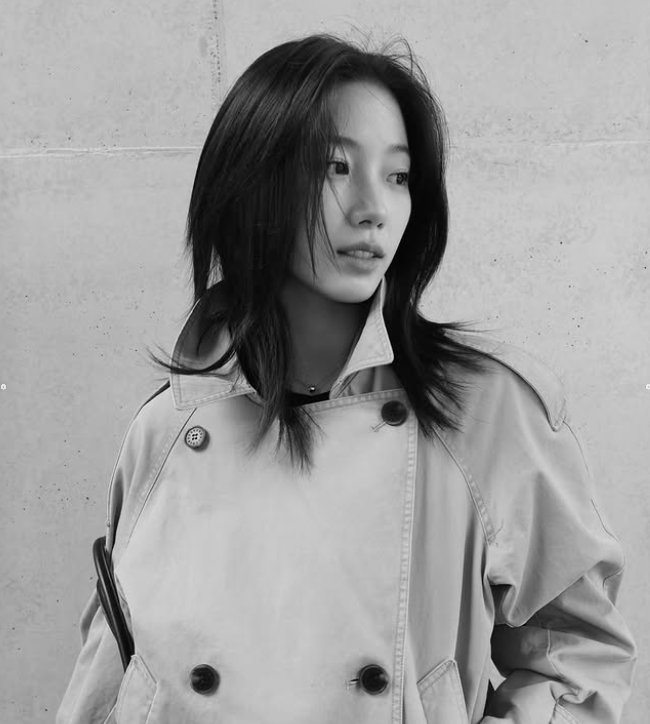 카즈하의 블랙이너와 심플한 악세서리를 엿볼 수 있는 상반신 흑백사진