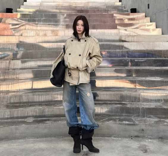 더로우 마고백과 블랙 부츠를 매치해 시크한 매력을 뽐내는 카즈하의 전신 OOTD