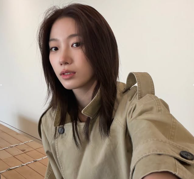 투명한 메이크업과 자연스러운 중장발 레이어드 컷을 선보이는 르세라핌 카즈하