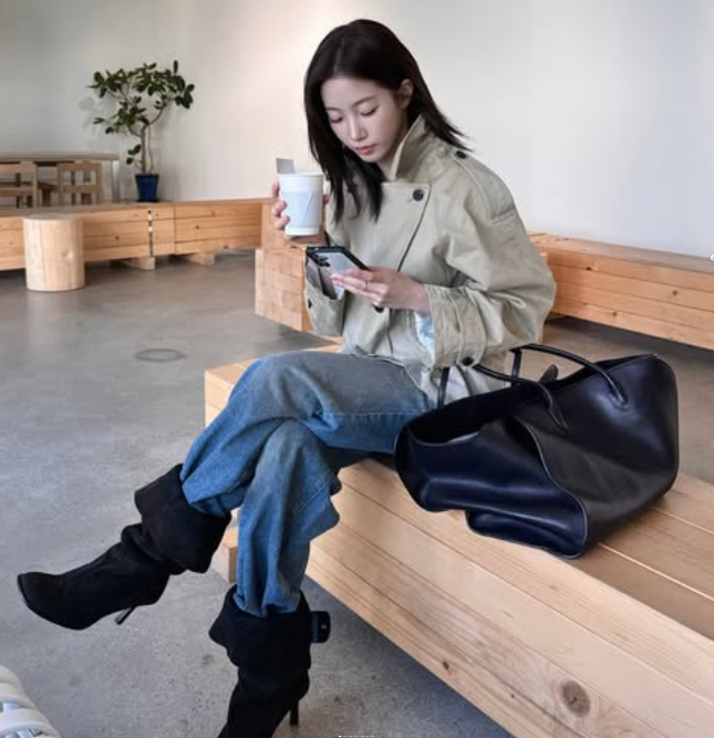 숏 트렌치 코트와 와이드 데님을 입고 휴대폰을 보는 카즈하의 사복 패션
