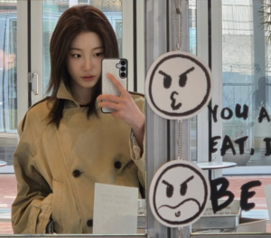 거울을 통해 보여지는 카즈하의 더로우 마고백 블랙 가죽 디테일과 데일리룩