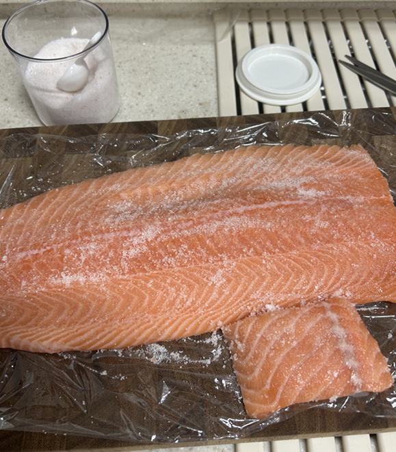 연어 필렛 손질법 소금 절임 시오지메로 비린내 제거하기