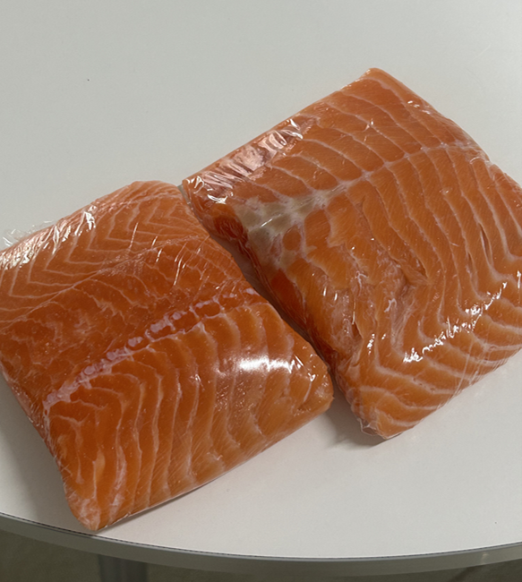 연어 필렛 손질 후 랩핑해서 아이스팩과 냉장보관