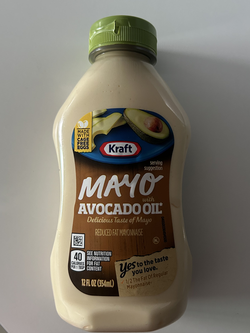 크래프트 아보카도 오일 마요네즈의 깔끔한 패키지와 식탁 위 세팅 사진