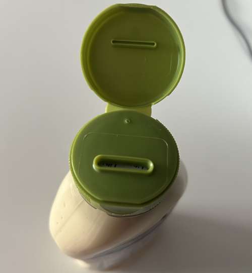 마요네즈 입구의 디테일한 모습과 뚜껑이 열린 상태의 사진