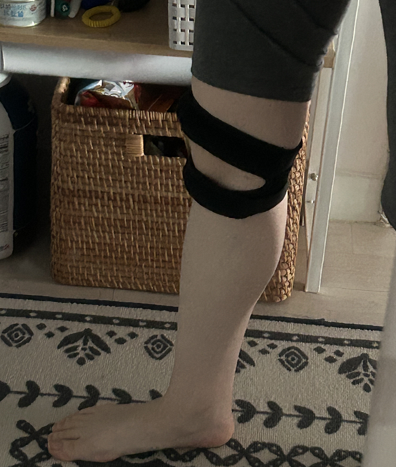 운동용 실리콘 패드 무릎보호대 다크 블랙 착용샷