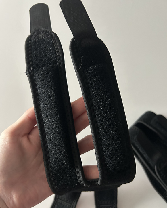 이중 스트랩 벨크로 부분을 근접 촬영한 사진