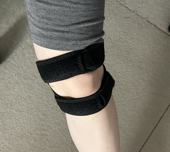무릎에 직접 착용한 모습