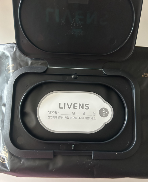 심플한 블랙 패키지 디자인의 리벤스 물티슈